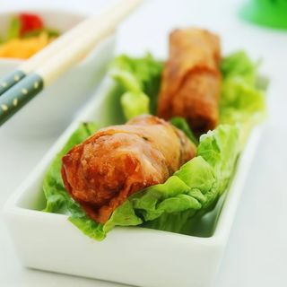 5v. Mini rollitos vietnamitas con salsa chili dulce