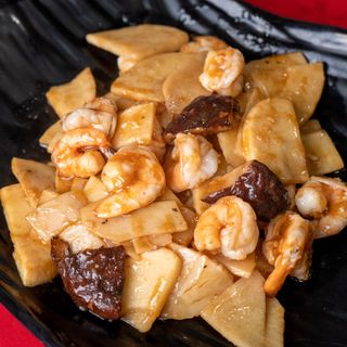 52. Gambas con bambú y setas chinas