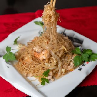 35. Fideos de arroz Mifen salteados tres delicias