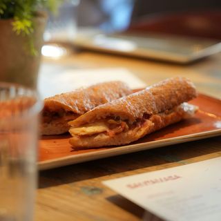 Pollastre, ceba confitada i havarti