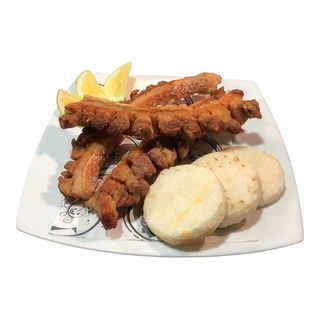 Ración de chicharrón con arepa