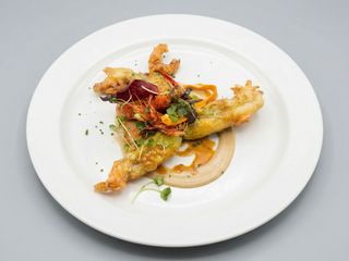 Flor de calabacín en tempura rellenas de brie