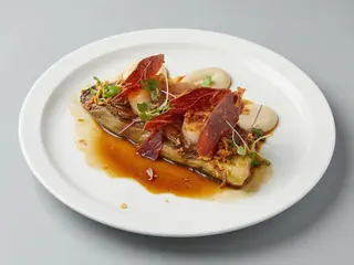 Berenjena ahumada con vieras
