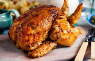POLLO ASADO ENTERO CON PATATAS FRITAS 