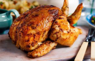 POLLO ASADO ENTERO CON PATATAS FRITAS 