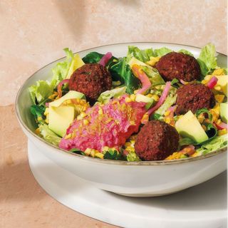 [NUEVA] Ensalada Falafel de Remolacha y Aguacate (Vegan) (+0,01€ Tasa Ley Plast. 07/2022)