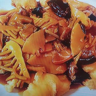 Pescado Frito Con Setas Chinas Y Bambú
