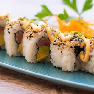 90. Maki De Atún Flambeado Con Mayonesa Picante (8 Uds.)