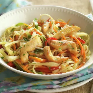 wok de tallarines con pollo y verduras