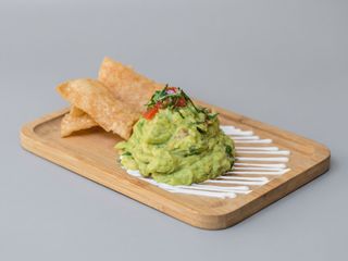 Guacamole con totopos