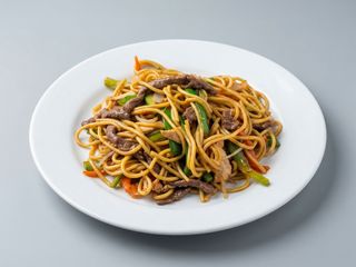 Tallarín frito con ternera