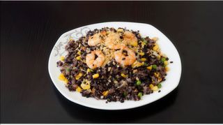 Arroz integral negro con gambas