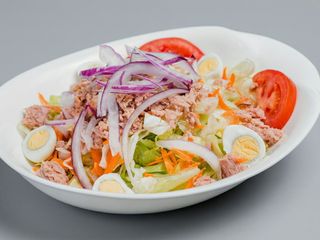 1. Ensalada De Lechuga, Tomate, Cebolla, Zanahoria, Pepinillo, Huevo Y Atún