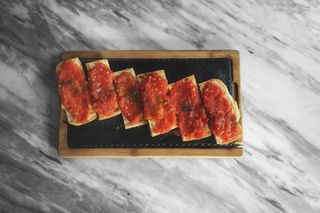 Pan Cristal Con Tomate