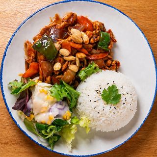 Pollo a la Almendra con Arroz Blanco y Ensalada