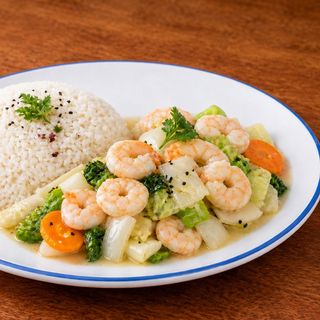 Langostino Chop Suey con Arroz Blanco y Ensalada
