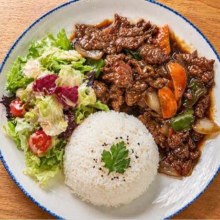 Ternera con Salsa de Ostra con Arroz Blanco y Ensalada