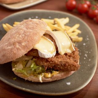 Burger Pío Pío + patatas fritas