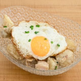 Patatas de río con porqueta y huevo