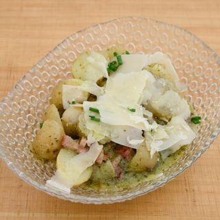 Patatas de río con pesto y bacon