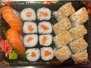 Bandeja Sushi Salmón, Maki Salmón Y Surimi Roll (18 Pzs.)