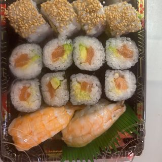 Bandeja Sushi Langostinos, Maki Aguacate Y Salmón Y Salmón Y Queso Roll (18 Pzs.)