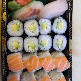 Bandeja Sushi Lubina, Maki Pepino Y Aguacate Y Salmón Uramaki Roll (18 Pzs.)