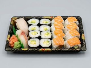 Bandeja Sushi Lubina, Maki Pepino Y Aguacate Y Salmón Uramaki Roll (18 Pzs.)