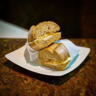 Bocadillo De Lomo Fresco Mediterráneo