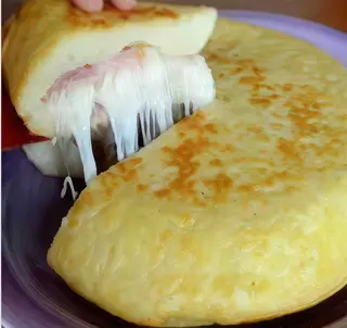 TORTILLA RELLENA de jamón York y queso