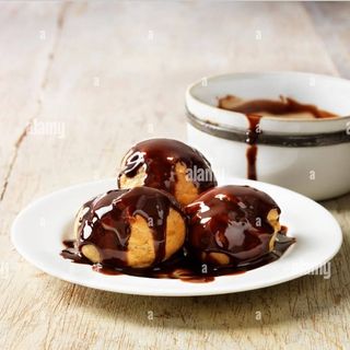 Profiteroles con Chocolate Caliente