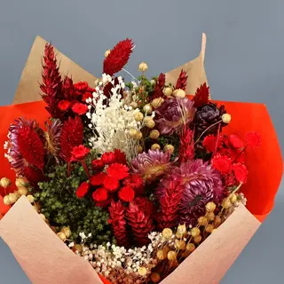 Ramo de flores preservadas tonos rojos y blancos