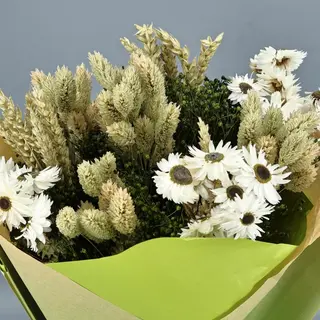 Ramo flores preservadas en blancos y verdes