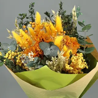 Ramo flores preservadas en blancos y naranjas