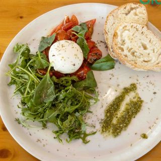 Burrata Con Rúcula Y Tomate