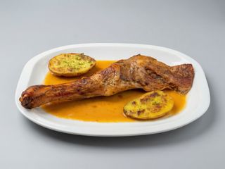 Paletilla De Lechal + Guarnición