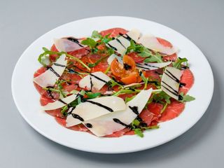 Carpaccio de ternera con parmesano, rúcula y focaccia