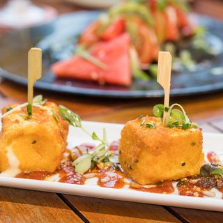 Piruleta de queso brie frito y mermelada de tomate (2 uds.)