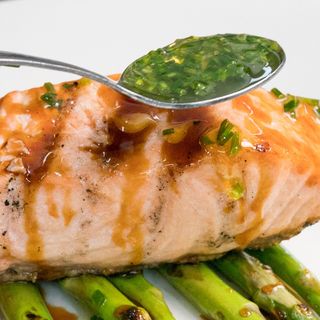 Salmón al horno de carbón