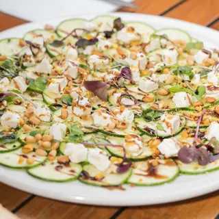 carpaccio de calabacin con queso de cabra, piñones y crema de modena