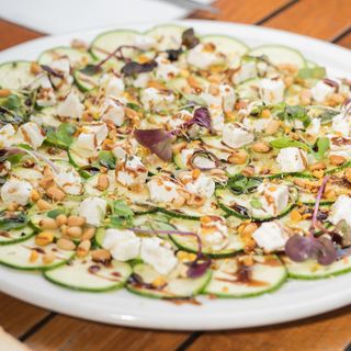 carpaccio de calabacin con queso de cabra, piñones y crema de  modena