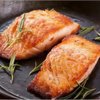 Salmón A La Plancha Con Ensalada Y Patatas