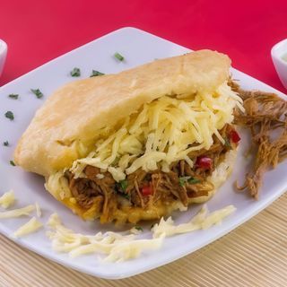 Arepa Con Todo (Pollo, Carne Y Chicharrón)