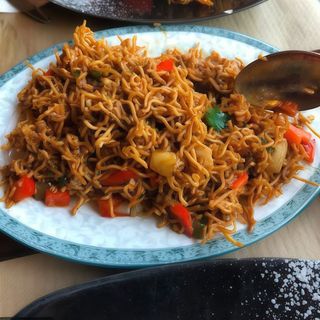 Tallarines Tostados, Crujientes con Gambas en Salsa de Soja