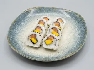 49D. Salmon Mango Roll (8 Uds.)