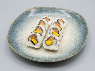 49D. Salmon Mango Roll (8 Uds.)