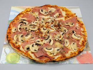 Pizza de jamón y champiñon