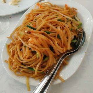 Tallarines fritos con tres delicias