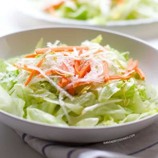 Ensalada de lechuga con brotes de soja y pollo