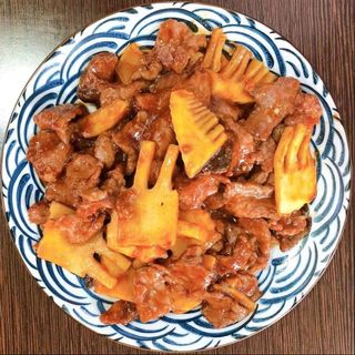 Cerdo con bambú y setas